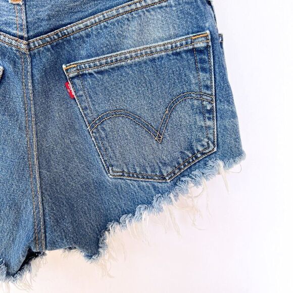 Levi's Denim Jean Shorts Frayed Raw Hem 100% Cotton Medium Wash - Picture 2 of 6